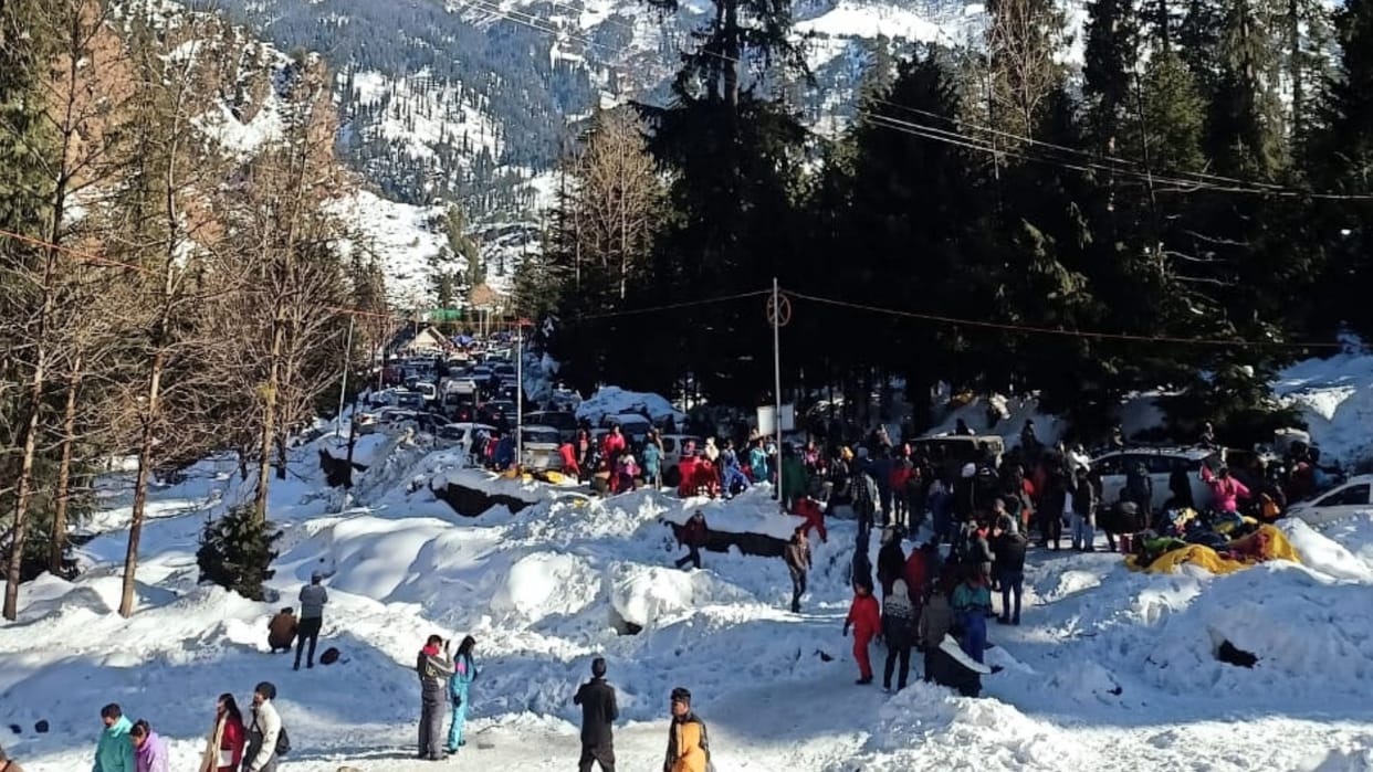 manali news: tourist in solangnala manali traffic jam upto eight kilometer