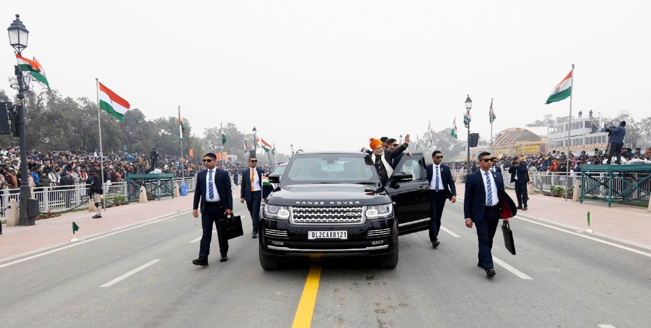 President Droupadi Murmu PM Narendra Modi Car Comparison Mercedes-Benz S600 Pullman Guard Range Rover Sentinel