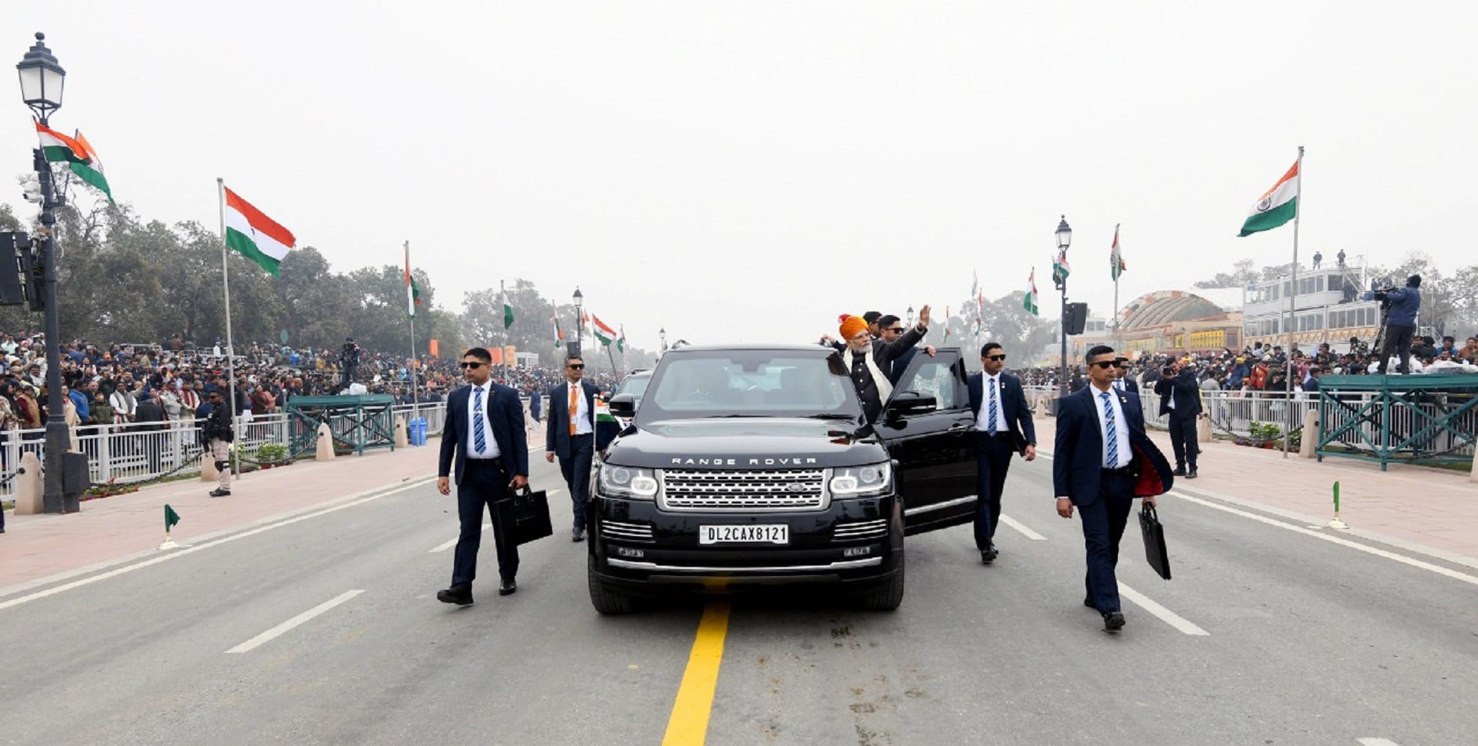 President Droupadi Murmu PM Narendra Modi Car Comparison Mercedes-Benz S600 Pullman Guard Range Rover Sentinel