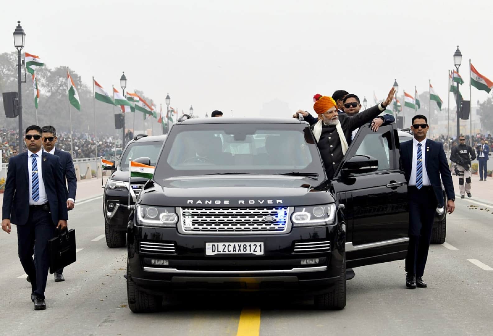 President Droupadi Murmu PM Narendra Modi Car Comparison Mercedes-Benz S600 Pullman Guard Range Rover Sentinel