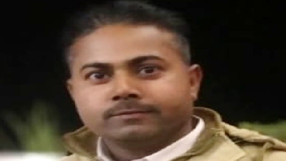 CM Yogi Adityanath gave award to mason rajpal of bhuta in Bareilly