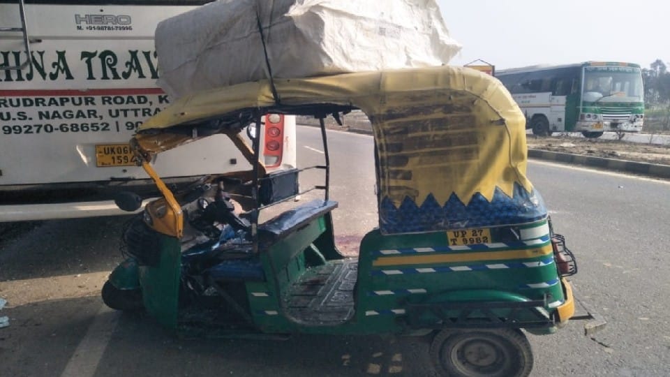 five passengers injured after auto collides with bus on highway in Shahjahanpur