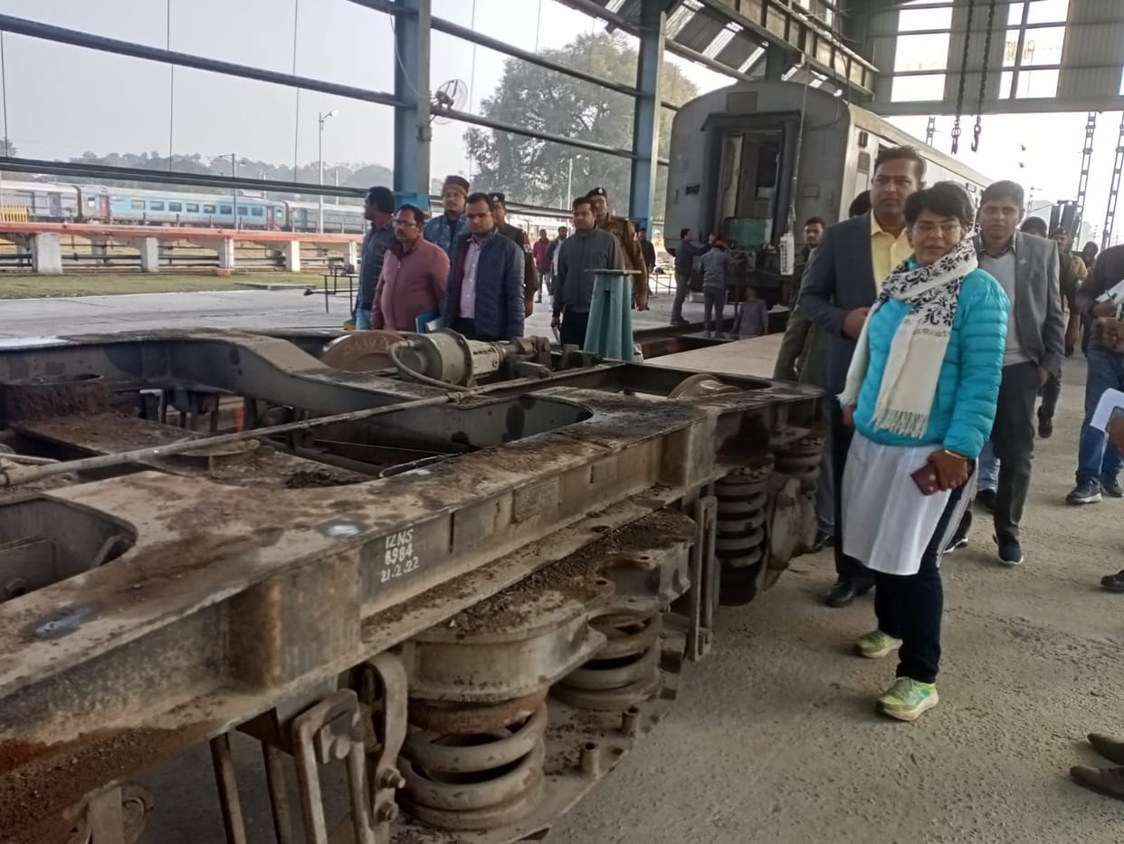 DRM angry due to encroachment on main gate of railway station
