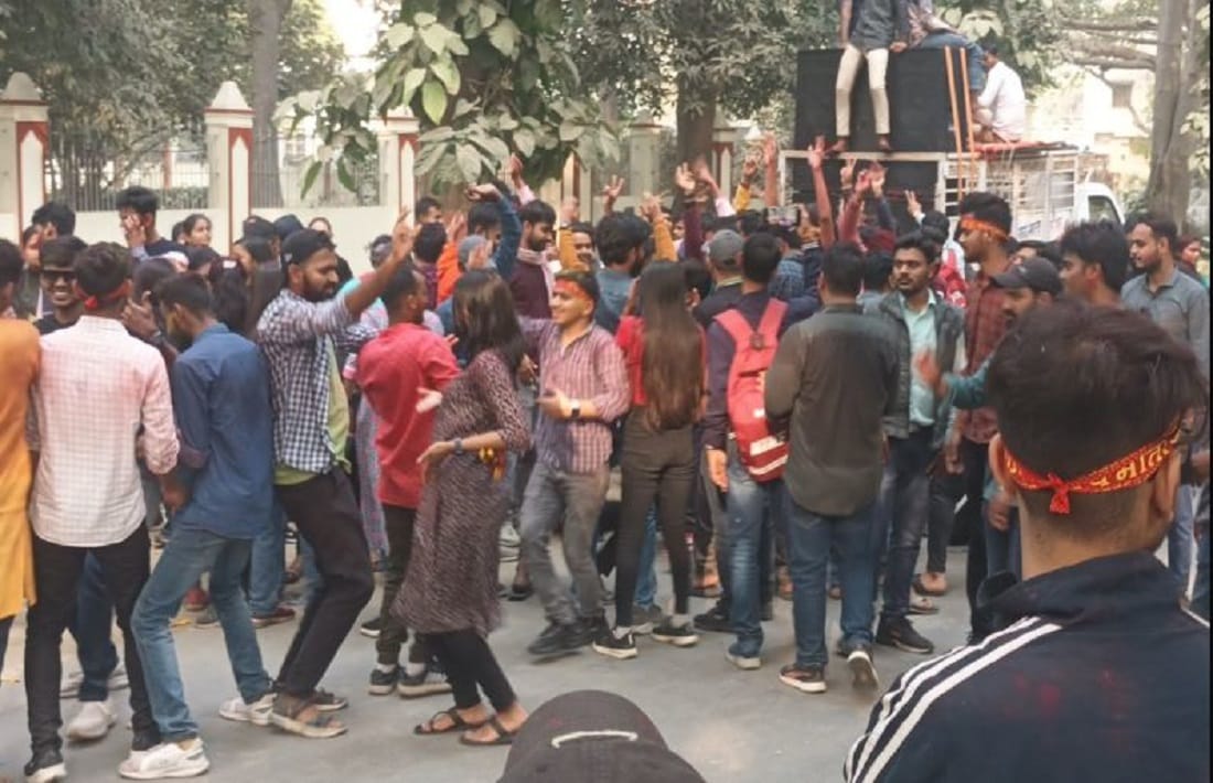 BHU students forgot their decorum  danced fiercely on Bhojpuri songs During  idol immersion