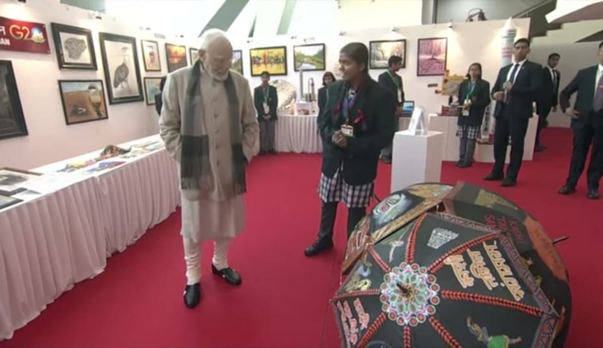 Pariksha Pe Charcha PM Modi appreciated the talent of Varanasi student