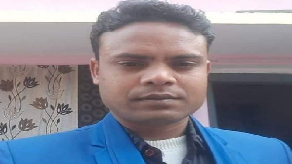 worker dies fell from the roof of rice mill due to monkey attack in bareilly