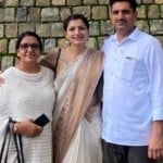 अपने माता-पिता के साथ परी विश्नोई।
