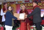 शांभवी अवस्थी को चांसलर मेडल व उपाधि प्रदान करतीं राज्यपाल आनंदीबेन पटेल। साथ में पूर्व महानिदे