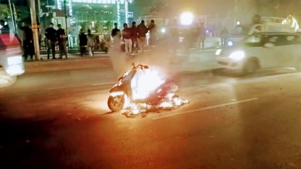 Lucknow: Scooty started burning on VIP road of Krishnanagar area, created a stir