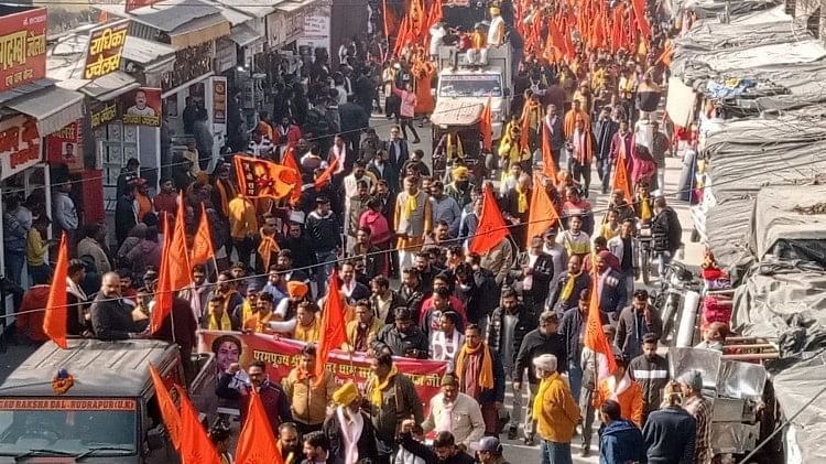 Dhirendra Shastri: बागेश्वर धाम के धीरेंद्र शास्त्री के समर्थन में निकली ध्वज यात्रा, काशीपुर का देखें ये रंग बागेश्वर धाम के धीरेंद्र शास्त्री के समर्थन में निकली ध्वज यात्रा