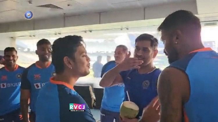 Dhoni with Indian team players