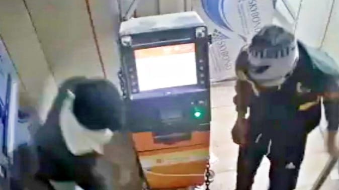 आठ मिनट में आठ लाख ले गए बदमाश, जंजीर से बांधकर गाड़ी से खींच ले गए एटीएम