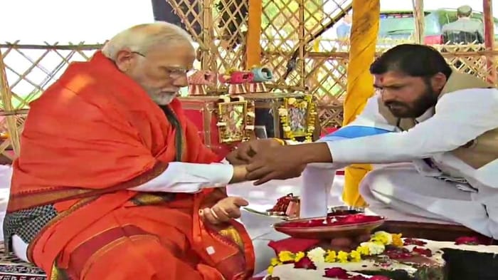 मालासेरी में पूजन करते पीएम मोदी