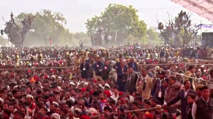 मालासेरी में उमड़ी भीड़