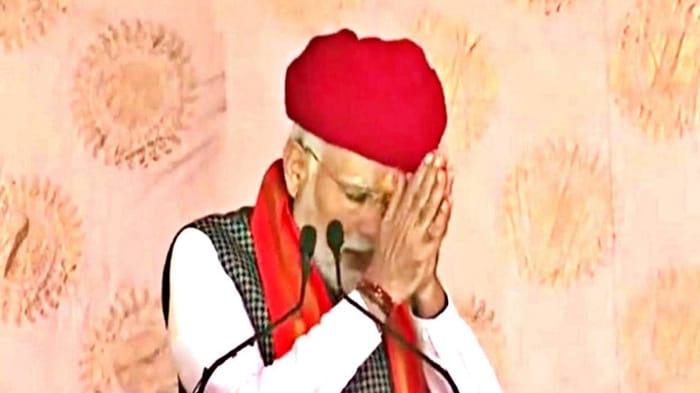 पीएम मोदी संबोधन के दौरान प्रणाम करते हुए