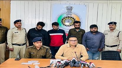 पुलिस शिकंजे में शातिर चोर: चेन स्नेचिंग करने वाले 4 लुटेरे चढ़े पुलिस के हत्थे, महिलाओं को बनाते थे शिकार पुलिस की गिरफ्त में चारों आरोपी