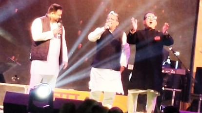तेजस्वी यादव का नया अवतार : बड़े भाई तेज प्रताप कुछ अलग कर रहते हैं चर्चा में, मगर अब छोटे सुभान अल्लाह अभिजीत भट्टाचार्या के साथ तेजस्वी यादव और आलोक मेहता ने गाया गीत।