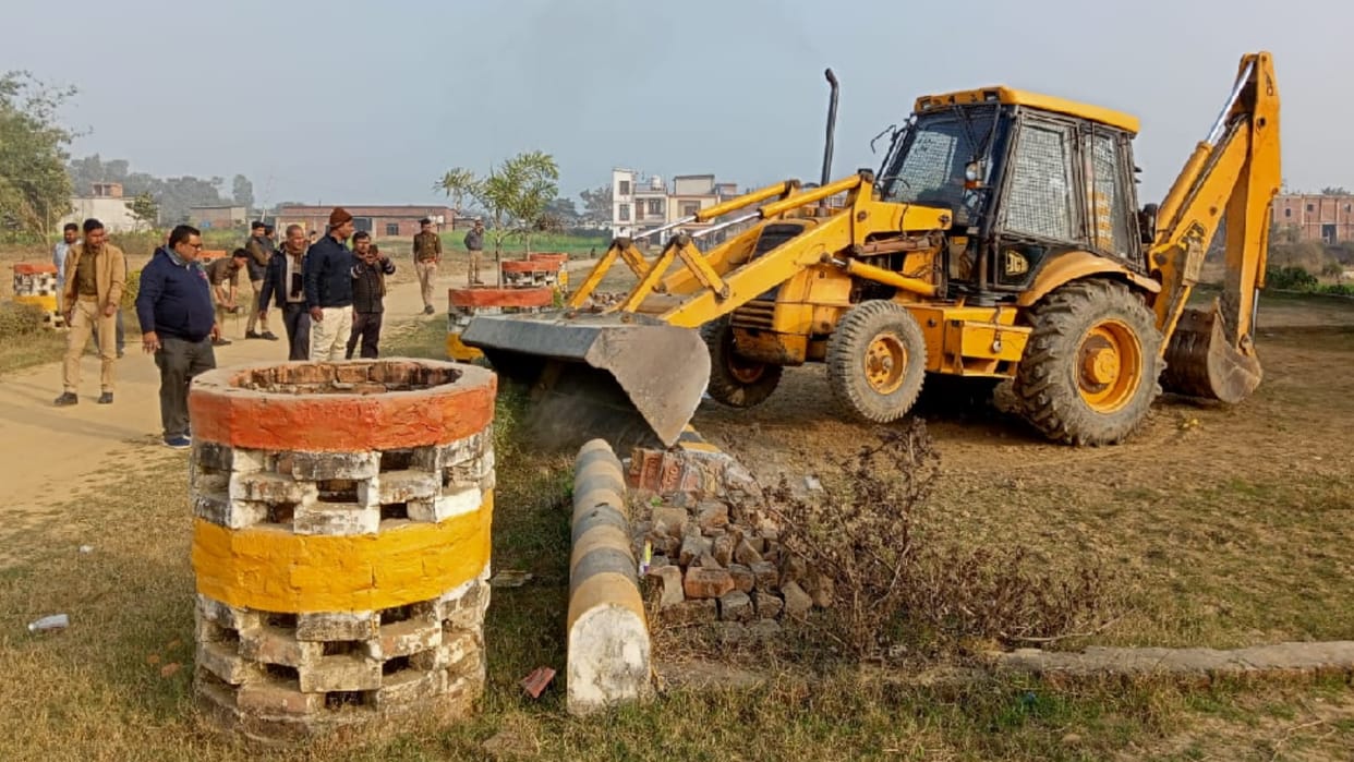 Bulldozer started running on illegal colonies being settled by plotting