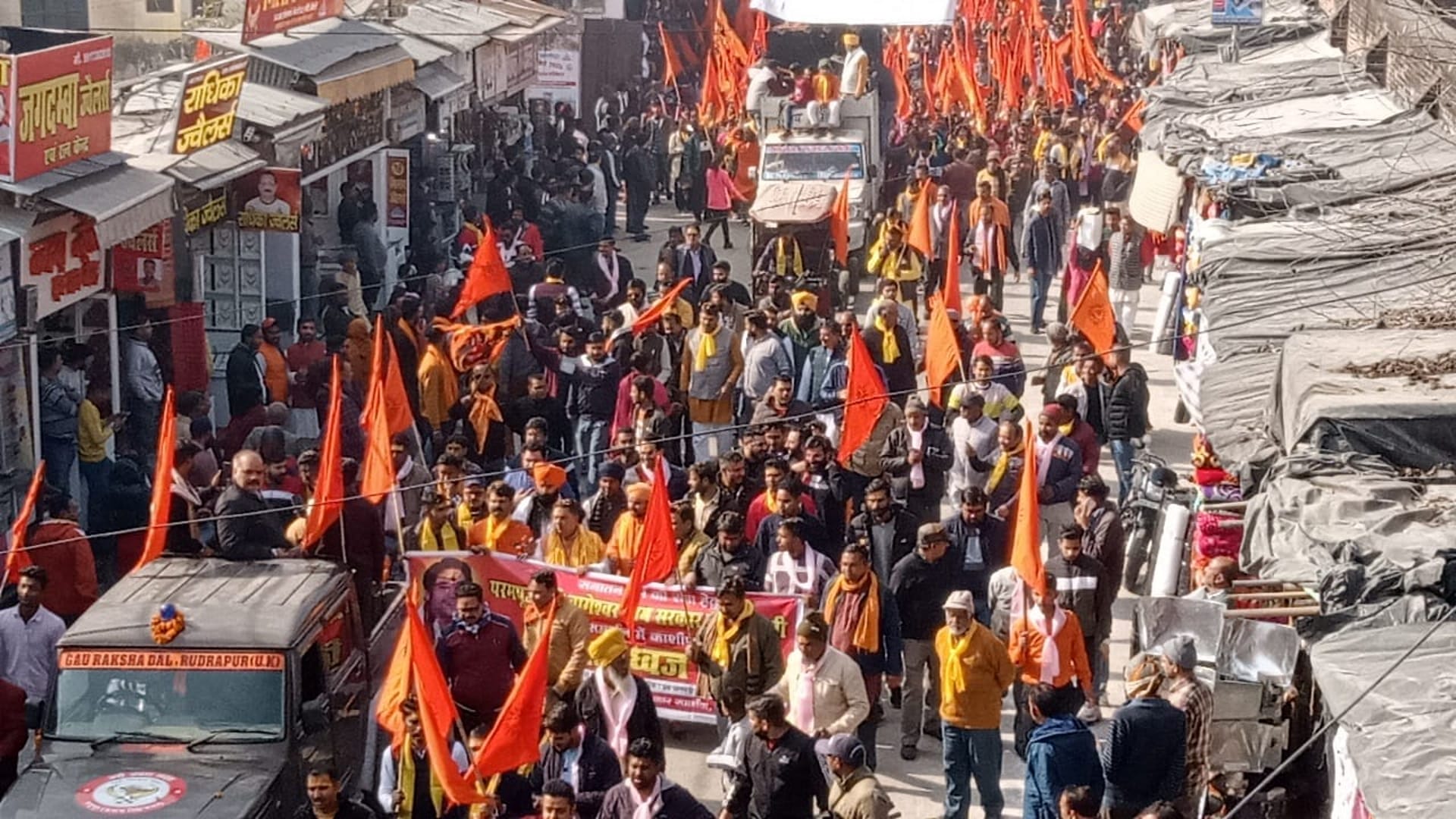 Bageshwar Dham Dhirendra Shastri support in Kashipur huge flag march taken out Uttarakhand News in hindi