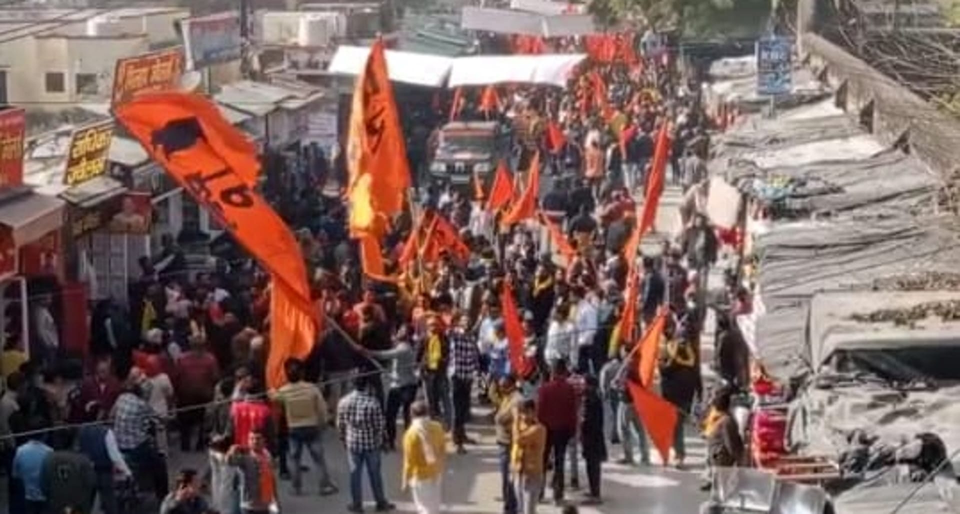 Bageshwar Dham Dhirendra Shastri support in Kashipur huge flag march taken out Uttarakhand News in hindi