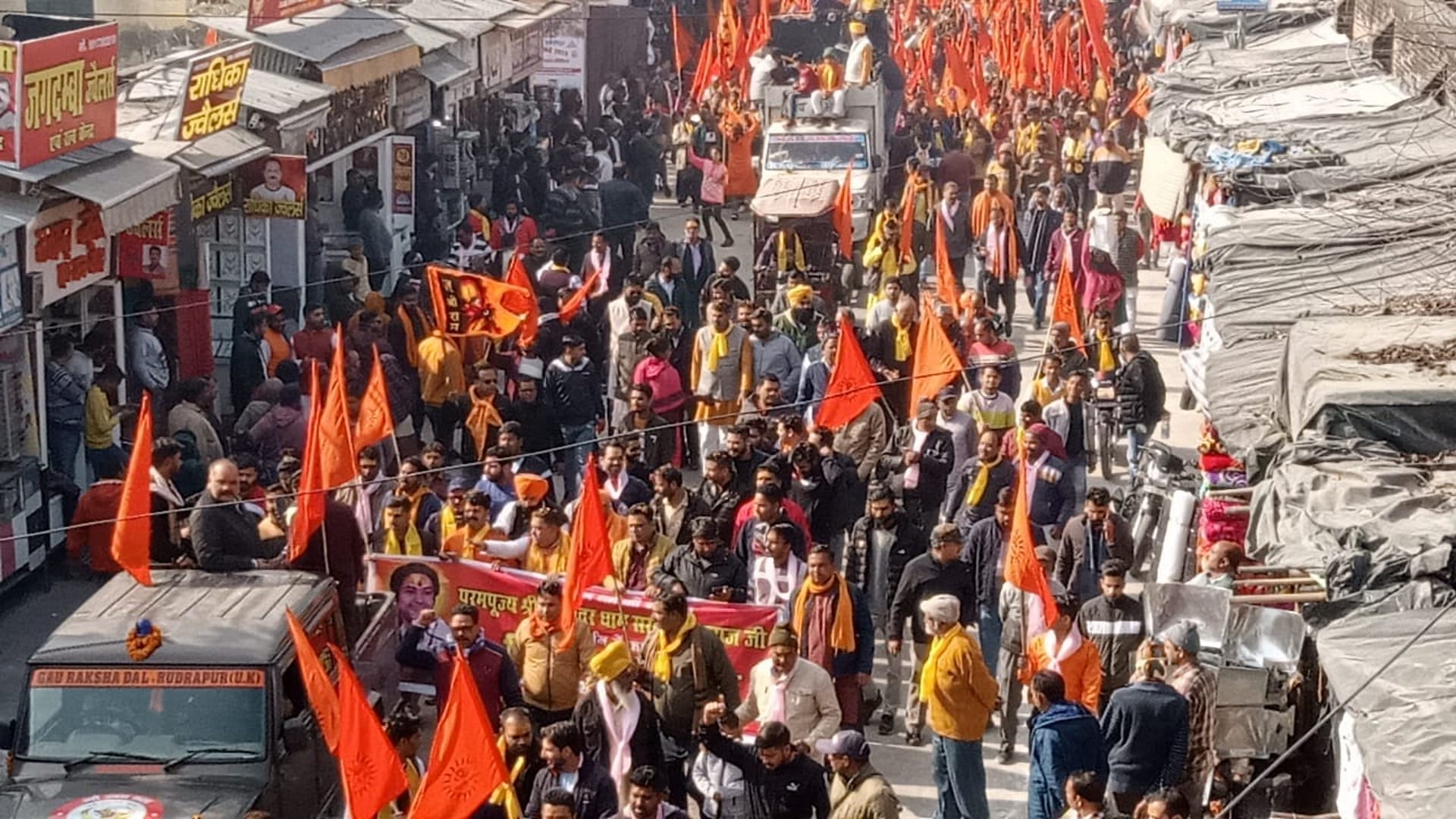 Bageshwar Dham Dhirendra Shastri support in Kashipur huge flag march taken out Uttarakhand News in hindi