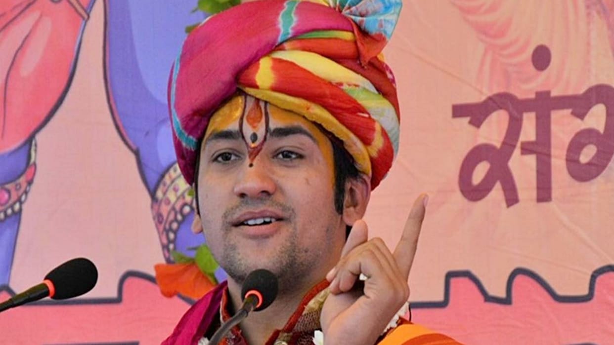 Shri Bageshwar Sarkar Devotee Filed a Criminal Defamation Case Against Shyam Manav