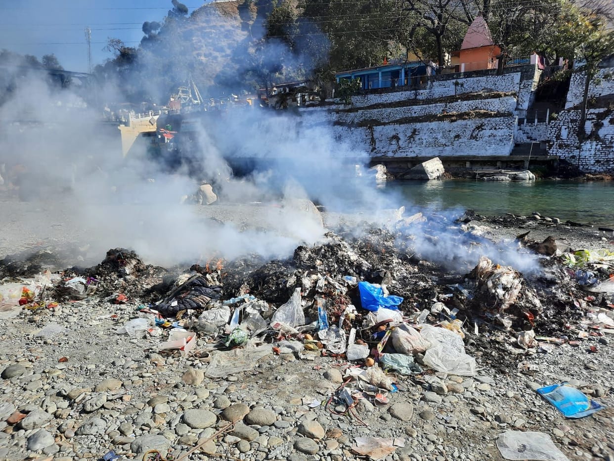 People sets Fire On Garbaje on the Bank Of Saryu