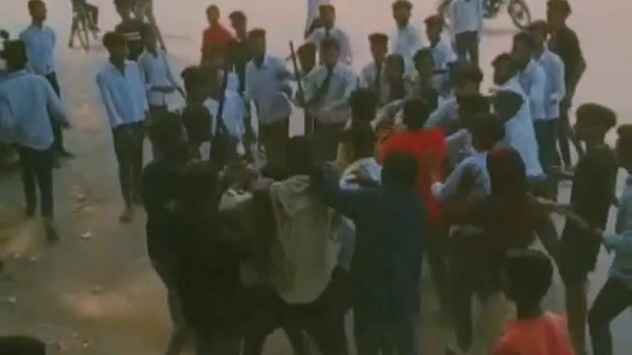 fighting between two groups of students in girl affair in korba
