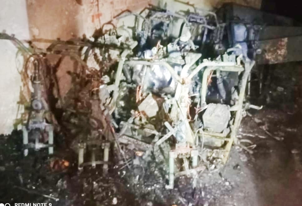 Fire broke out in the showroom of Electric Scooty, goods worth lakhs burnt to ashes