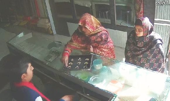 Women crossed jewelry by becoming customers, incident captured in CCTV camera