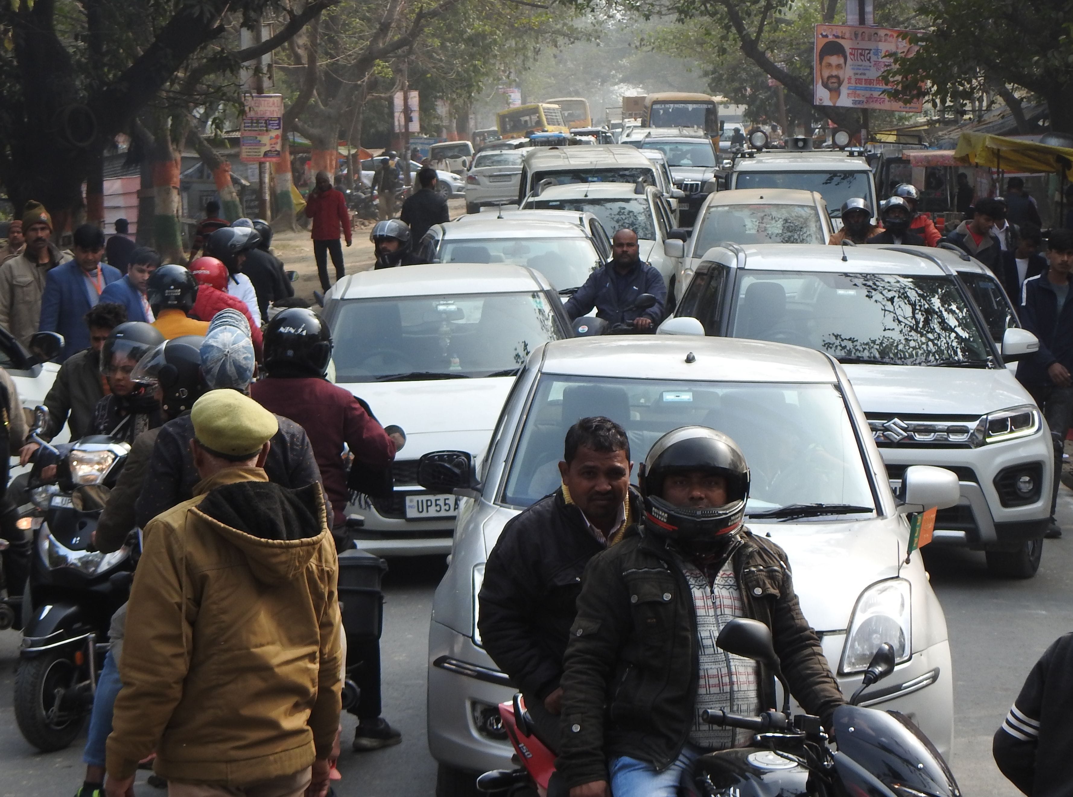 Opened the door of a moving car, collided and killed the sweeper, another injured