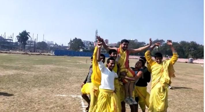 Hit six wearing dhoti: In Varanasi, Batuks played cricket wearing dhoti-kurta, commentary in Sanskrit