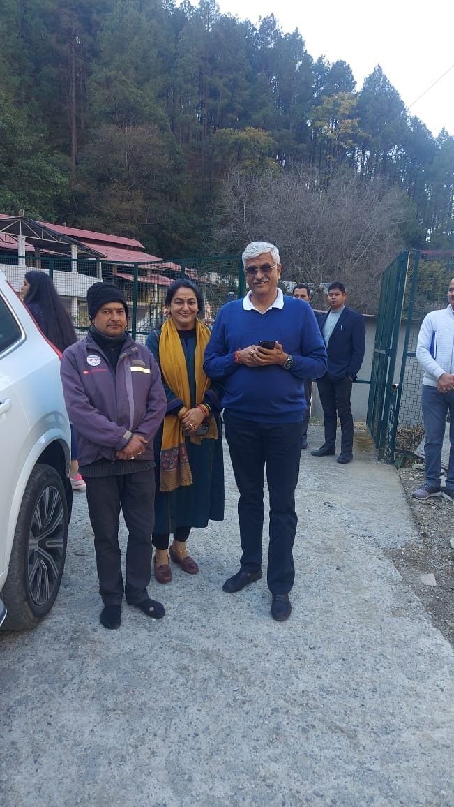 Jal Shakti Minister reached Kainchi Dham with family