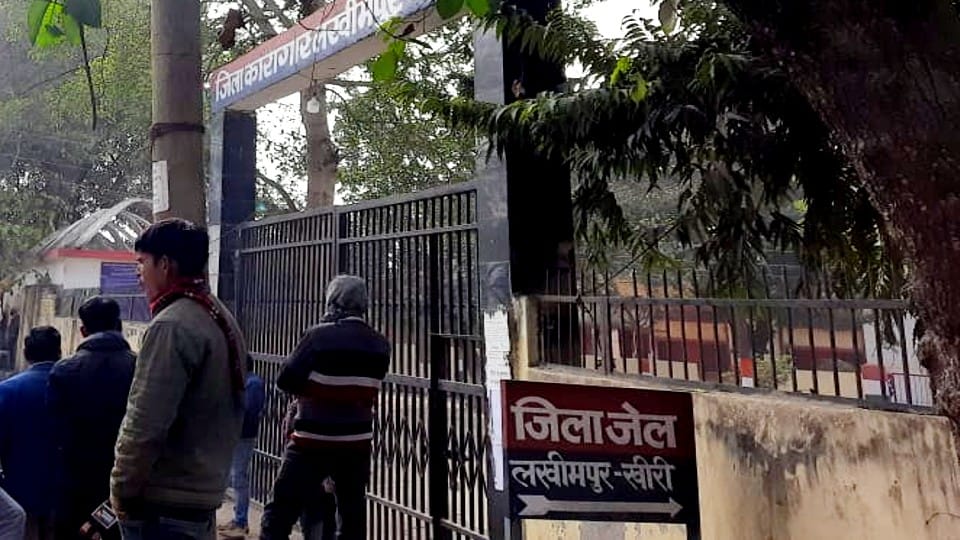 Seal on the cheek of a five-year-old boy who went to meet his brother in Kheri District Jail