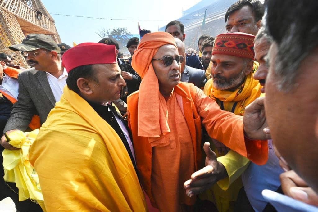 Akhilesh, who came to attend the Mahayagya of Maa Pitambara, was fiercely opposed, showed black flags
