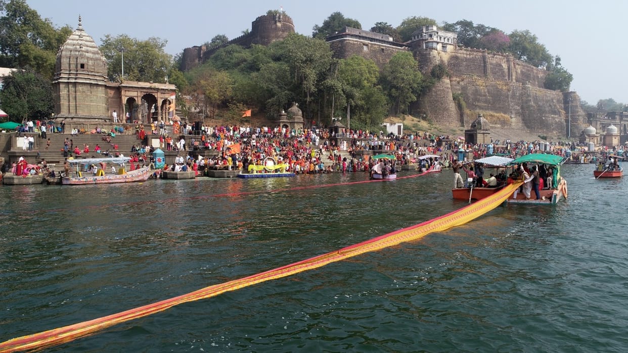 1001 meter chunri was covered after worship at Narmada Mandir Ghat