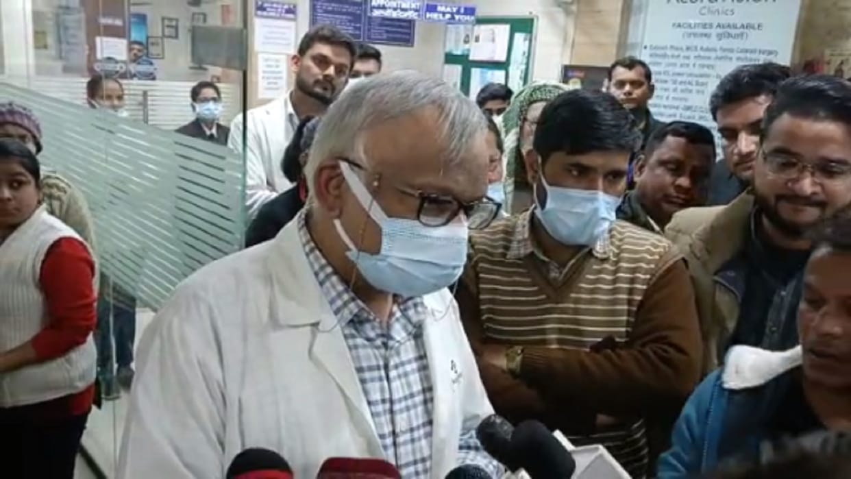 A girl created ruckus at clinic of doctor along with her family members in Meerut