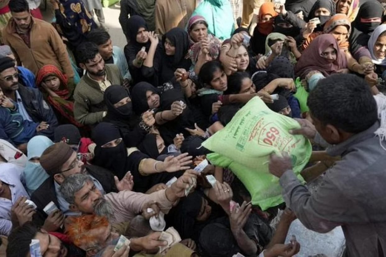 pakistan inflation soars crisis for middle lower class petrol electricity shortage