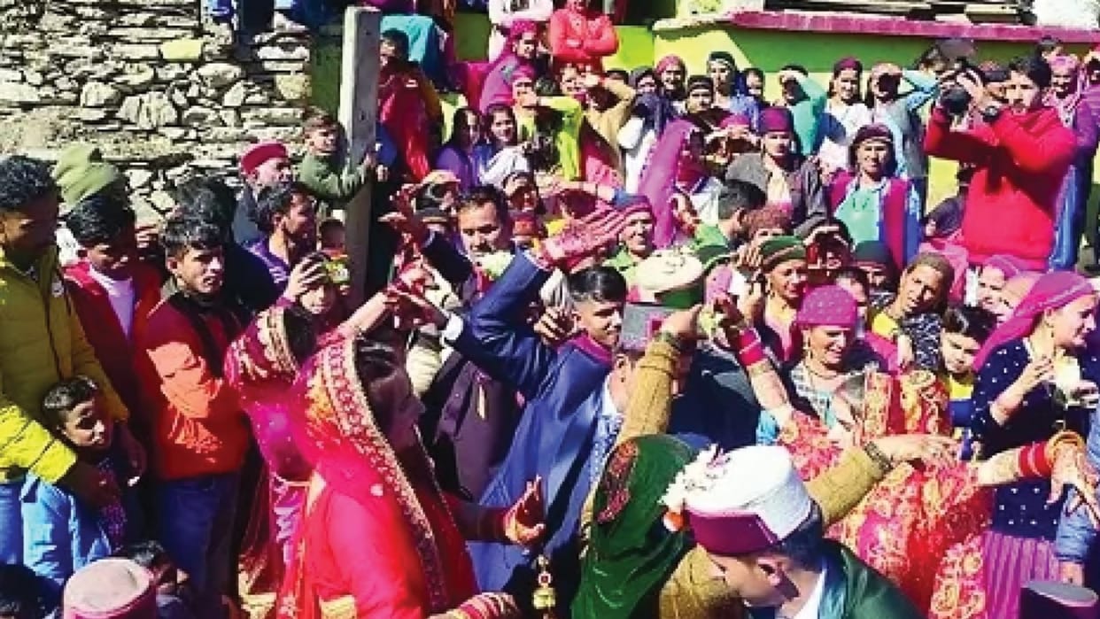 Hindu Wedding Rituals Bride takes Saat phere at groom home shillai sirmour himachal pradesh