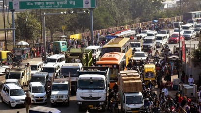 vehicles kept crawling for 10 hours in a distance of 20 km Magh Mela