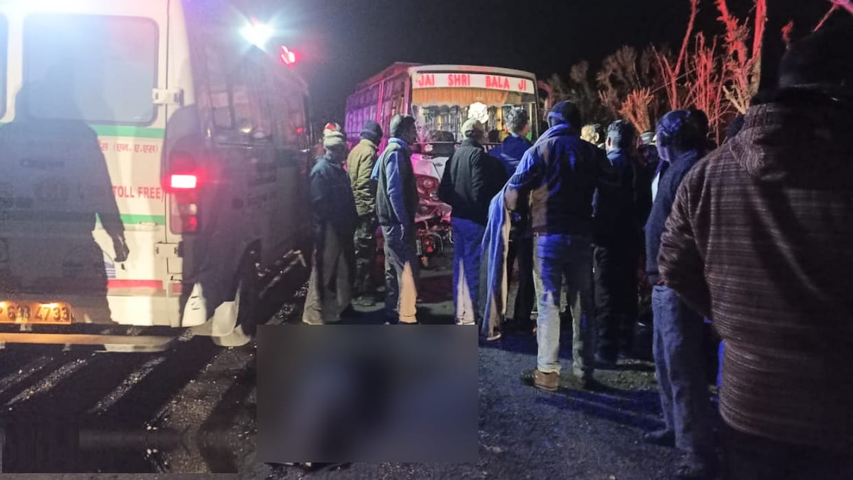 Road Accident, Two youths died due to bus and bike collision on Nadaun-Dhaneta road of Hamirpur