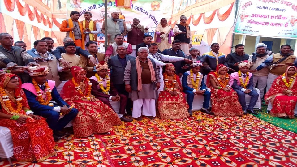 Five poor girls married in a mandap