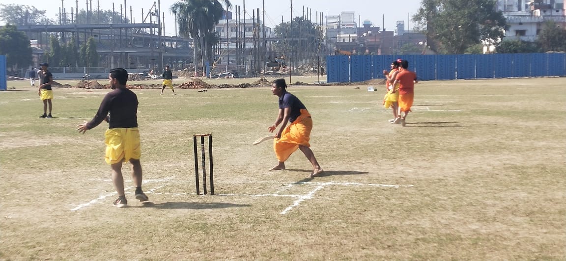 Hit six wearing dhoti: In Varanasi, Batuks played cricket wearing dhoti-kurta, commentary in Sanskrit