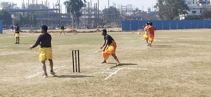 Hit Six Wearing Dhoti: In Varanasi, Batuks Played Cricket Wearing Dhoti- kurta, Commentary In Sanskrit - Amar Ujala Hindi News Live - Photos:धोती-कुर्ता  में बटुकों ने मारे चौके-छक्के, सिगरा स्टेडियम में ...