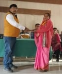 आंगनबाड़ी कार्यकर्ता को सम्मानित करते सीडीपीओ अनुराग त्रिपाठी।