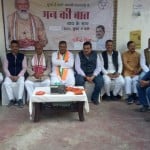 वाराणसी में 'मन की बात' सुनते भाजपा कार्यकर्ता