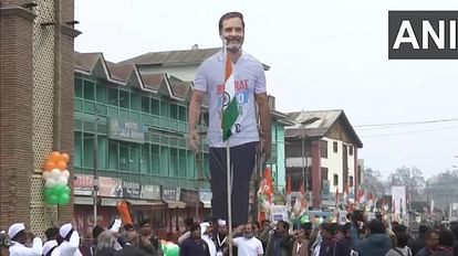 Bharat Jodo Yatra: राहुल गांधी ने लाल चौक पर फहराया तिरंगा, श्रीनगर में विजयी विश्व तिरंगा प्यारा...की गूंज लाल चौक पर झंडा फहराते राहुल गांधी
