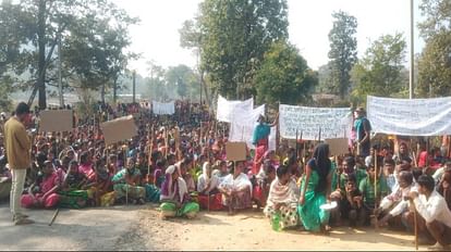 सड़क पर आदिवासी: बस्तर में पारंपरिक हथियार, तीर-धनुष और कुल्हाड़ी लेकर डाला डेरा, नारायणपुर में ओरछा मार्ग बंद छत्तीसगढ़ के नारायणपुर में आदिवासियों ने किया चक्काजाम।