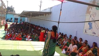 हड़ताल पर आंगनबाड़ी कार्यकर्ता: बीजापुर में 1147 केंद्रों पर लटके ताले, 200 महिला सहायिका धरने पर धरने पर बैठीं आंगनबाड़ी कार्यकर्ता।