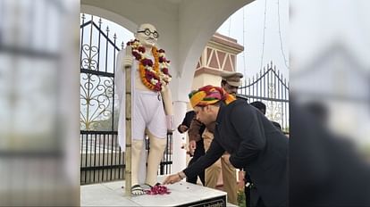 गांधी समाधि पर लगी बापू की प्रतिमा